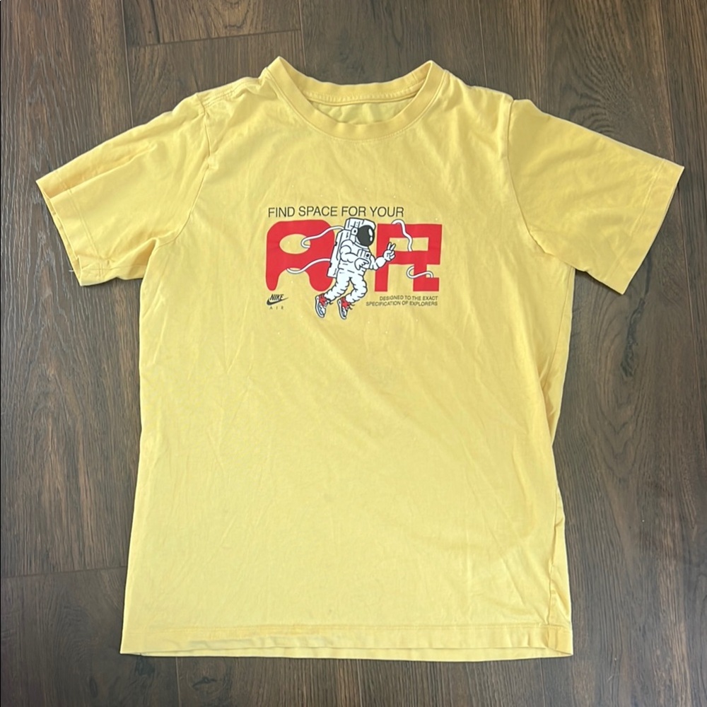 Nike AIR Yellow Astronaut Graphic Youth XL Tee